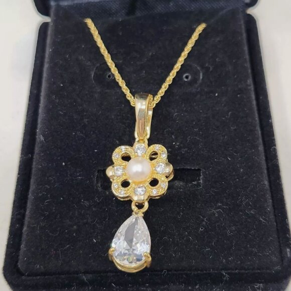 Vintage Crystal Teardrop Pearl Pendant Gold Tone Chain Necklace - Picture 1 of 4